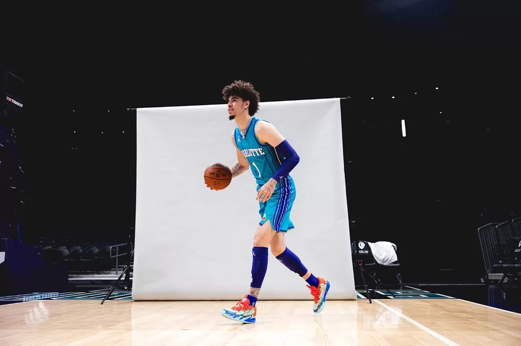 LaMelo Ball em novo uniforme "Classic Edition" dos Hornets