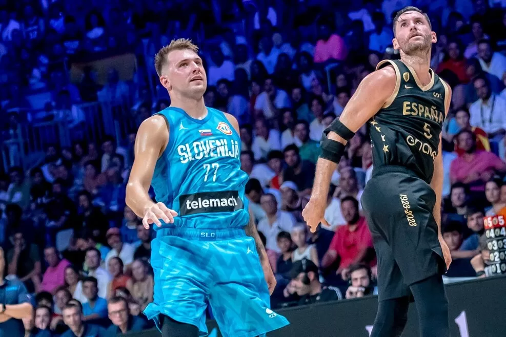 Luka Doncic e Rudy Fernandez em amistoso antes da Copa