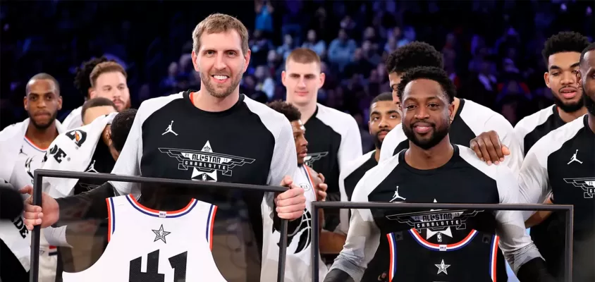 Dirk Nowitzki e Dwyane Wade fazem as pazes antes de entrarem para o Hall da Fama