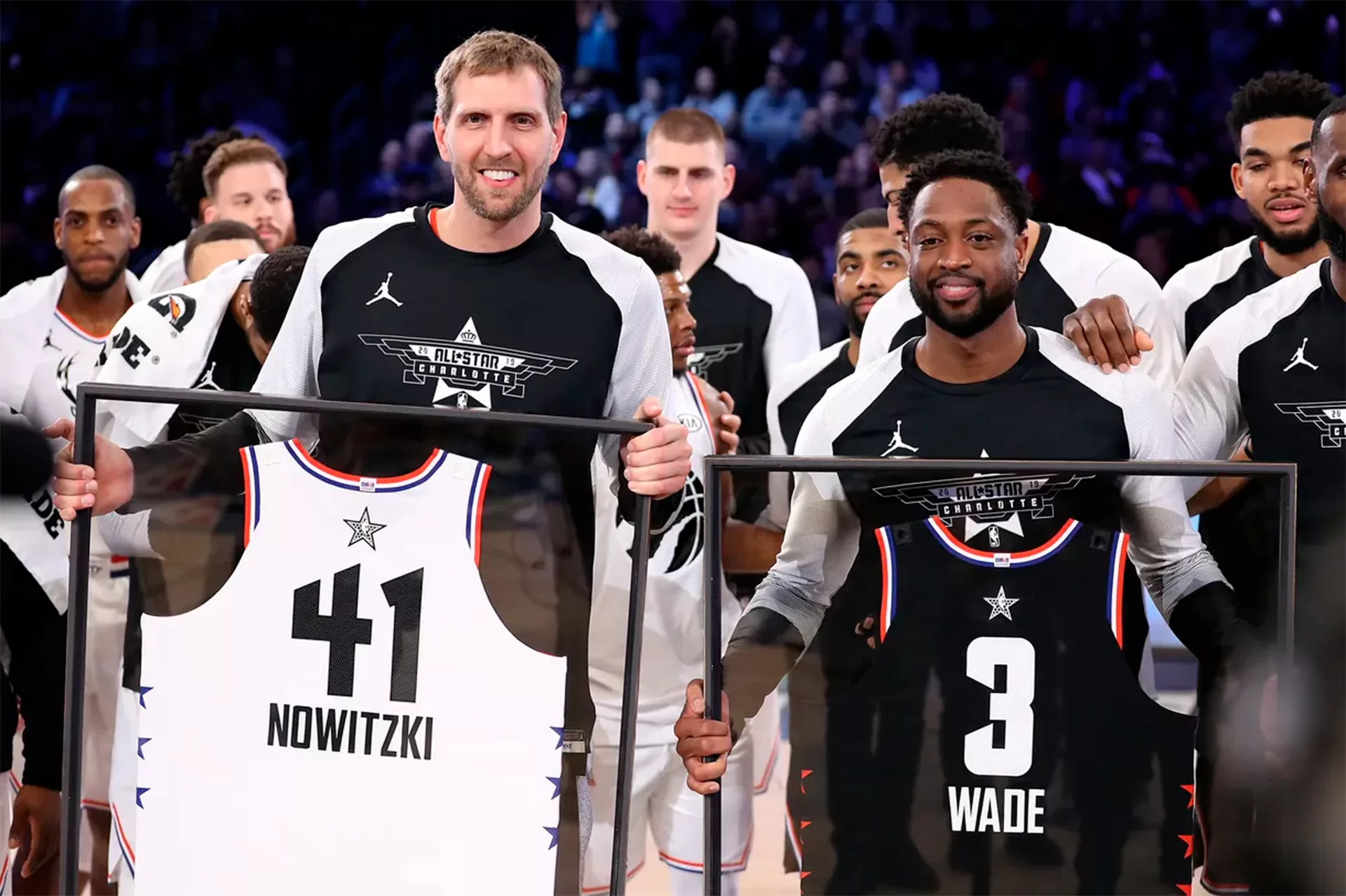 Dirk Nowitzki e Dwyane Wade fazem as pazes antes de entrarem para o Hall da Fama