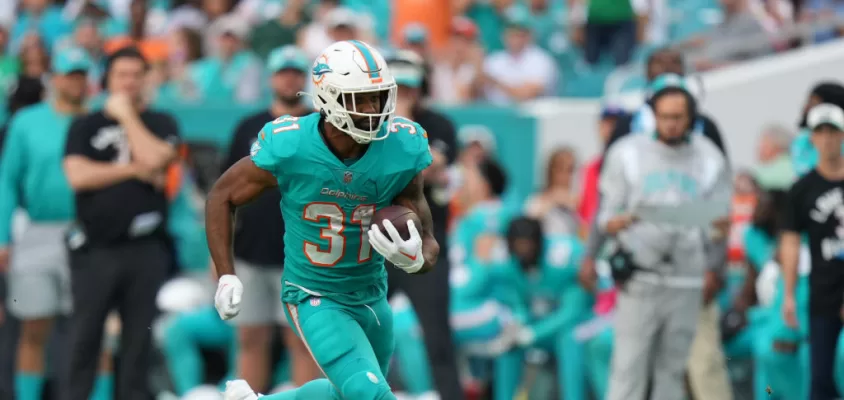 MIAMI GARDENS, FL - JANUARY 08:Miami Dolphins running back Raheem Mostert (31) runs after a catch during the game between the New York Jets and the Miami Dolphins on Sunday, January 8, 2023 at Hard Rock Stadium, Miami Gardens, Fla