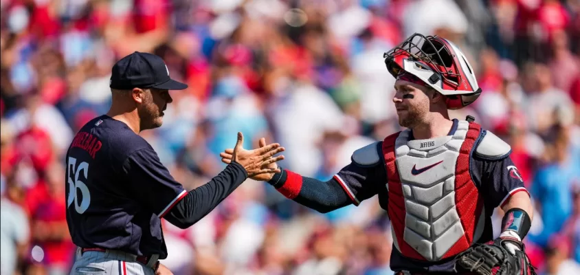 Caleb Thielbar e Ryan Jeffers comemoram durante a vitória dos Twins sobre os Phillies