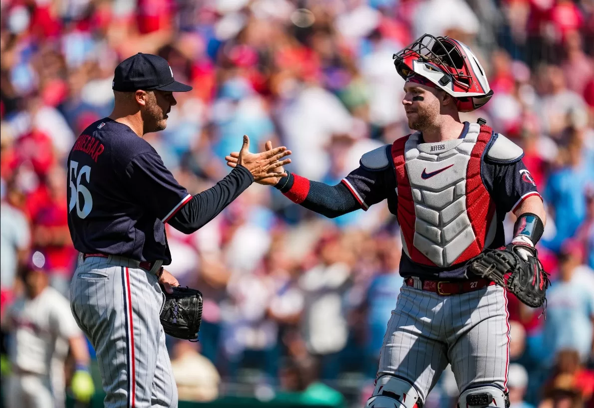 Caleb Thielbar e Ryan Jeffers comemoram durante a vitória dos Twins sobre os Phillies