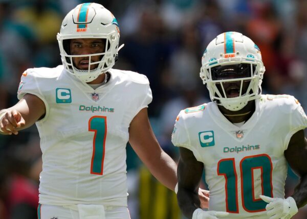 Miami Dolphins QB Tua Tagovailoa e WR Tyreek Hill