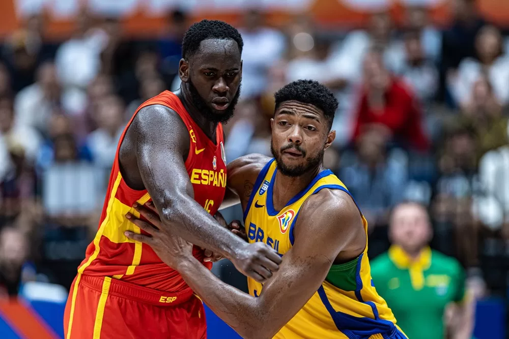 Caboclo em ação contra Garuba na Copa do Mundo de Basquete 2023