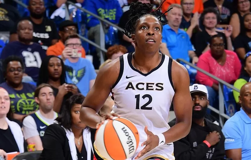 Chelsea Gray lidera Aces em vitória sobre os Wings