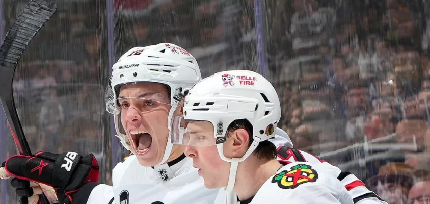 Blackhawks vencem Maple Leafs de goleada no Canadá.