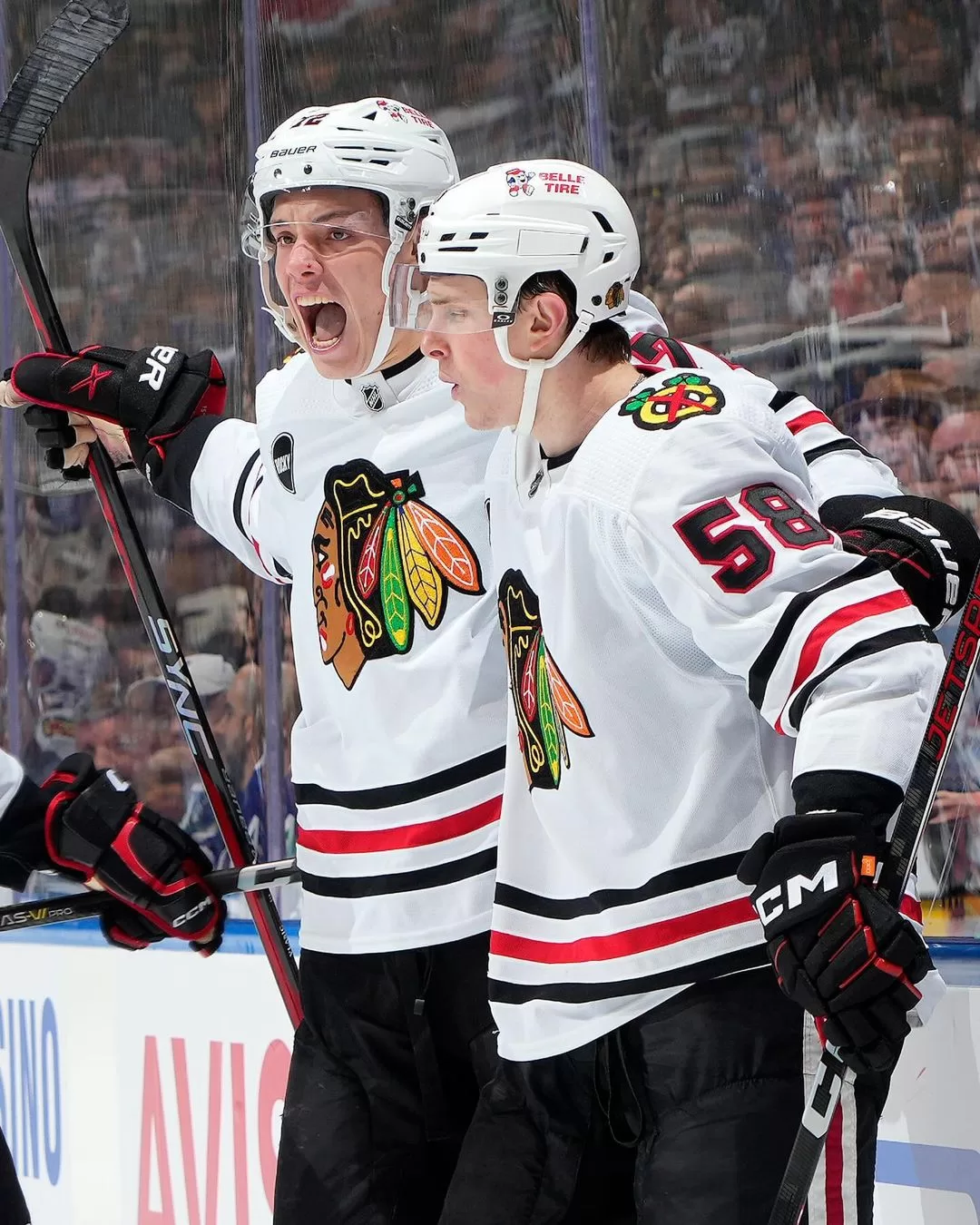 Blackhawks vencem Maple Leafs de goleada no Canadá.