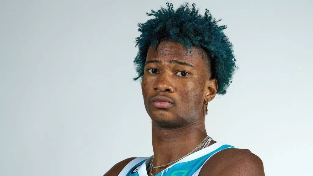 Kai Jones está fora dos treinos dos Hornets devido a problemas pessoais