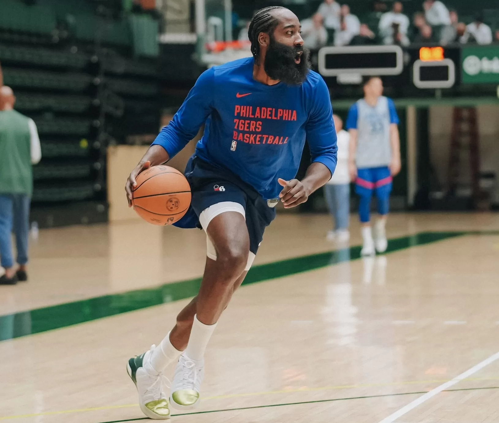 Harden volta aos treinos, mas mantém pedido de troca aos 76ers