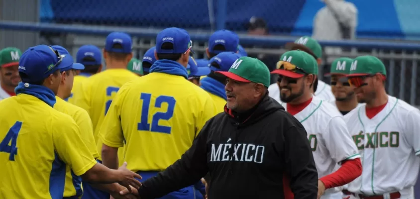 As seleções do Brasil e do México se cumprimentando antes da partida de beisebol nos Jogos Panamericanos