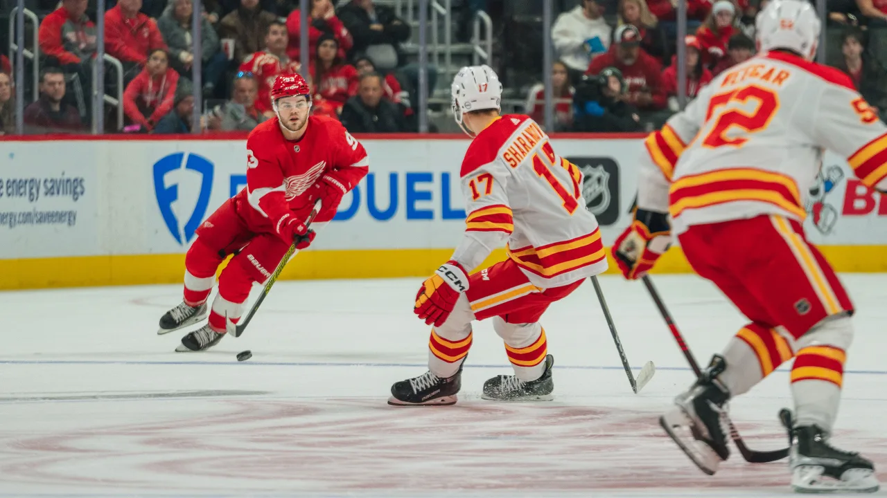 Hat trick de DeBrincat impulsiona vitória dos Red Wings contra Flames