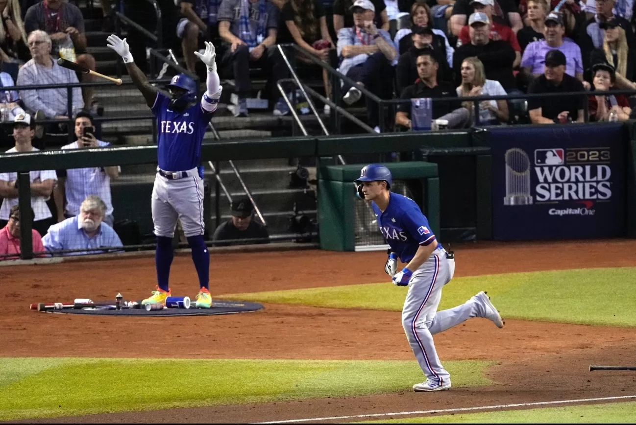 Corey Seager comemora seu home run no jogo 3 da World Series entre Texas Rangers e Arizona Diamondbacks