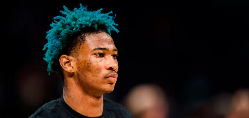 Dois dias depois de pedir troca, Kai Jones é dispensado pelo Charlotte Hornets