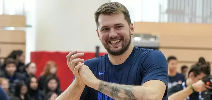 Luka Doncic com os Mavericks para os NBA Abu Dhabi Games de 2023