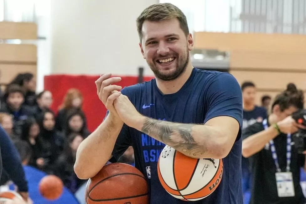 Luka Doncic com os Mavericks para os NBA Abu Dhabi Games de 2023