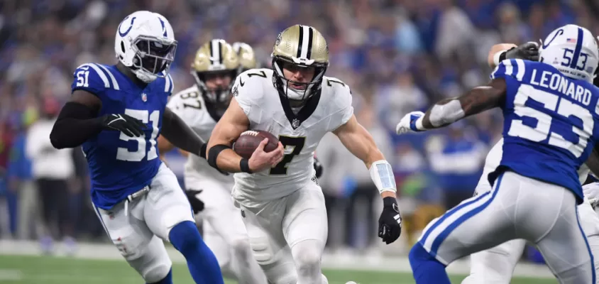 INDIANAPOLIS, IN - OCTOBER 29: New Orleans Saints Tight End Taysom Hill (7) carries during the NFL game between the New Orleans Saints and the Indianapolis Colts on October 29, 2023, at Lucas Oil Stadium in Indianapolis, Indiana.