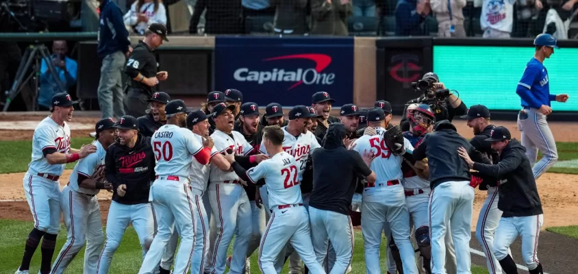 Minnesota Twins comemora a varrida na série de Wild Card contra o Toronto Blue Jays