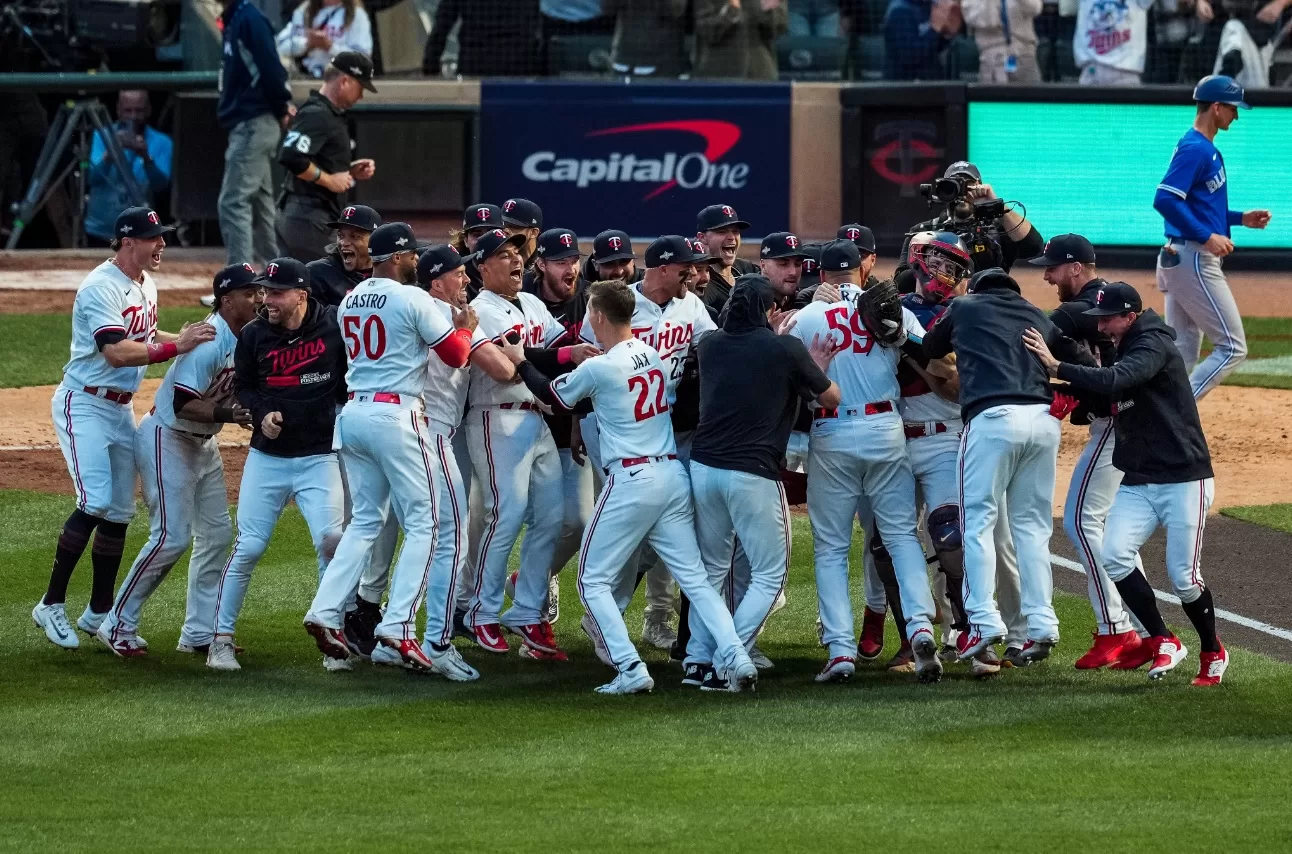 Minnesota Twins comemora a varrida na série de Wild Card contra o Toronto Blue Jays