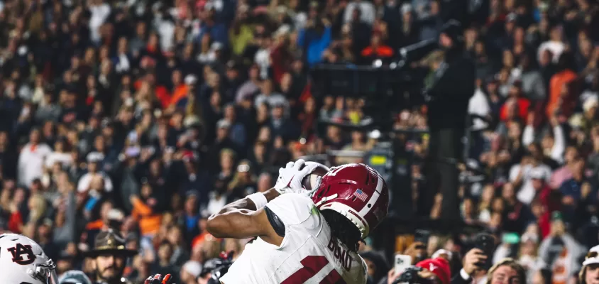 Alabama Crimson Tide bate Auburn Tigers pelo college football