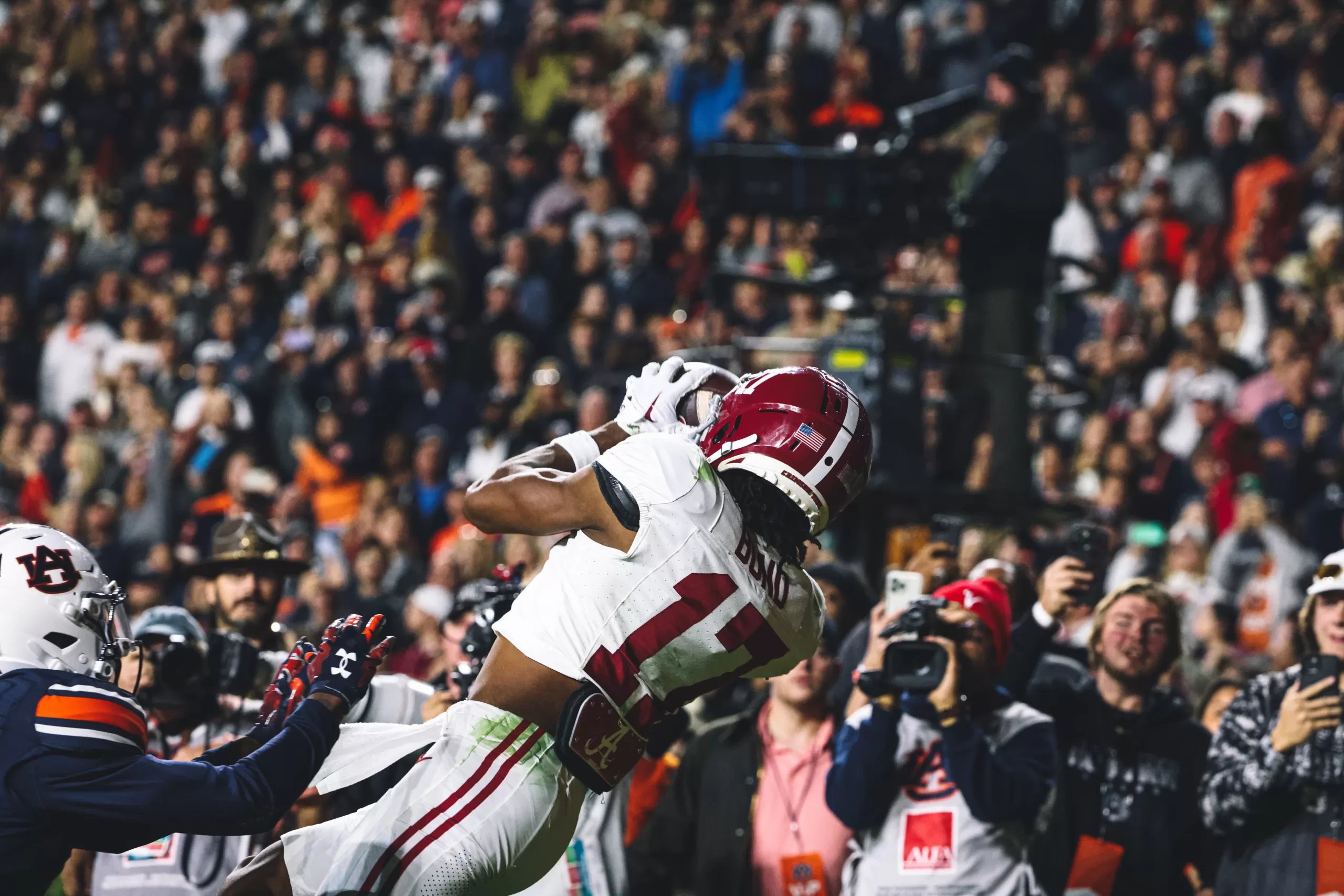 Alabama Crimson Tide bate Auburn Tigers pelo college football