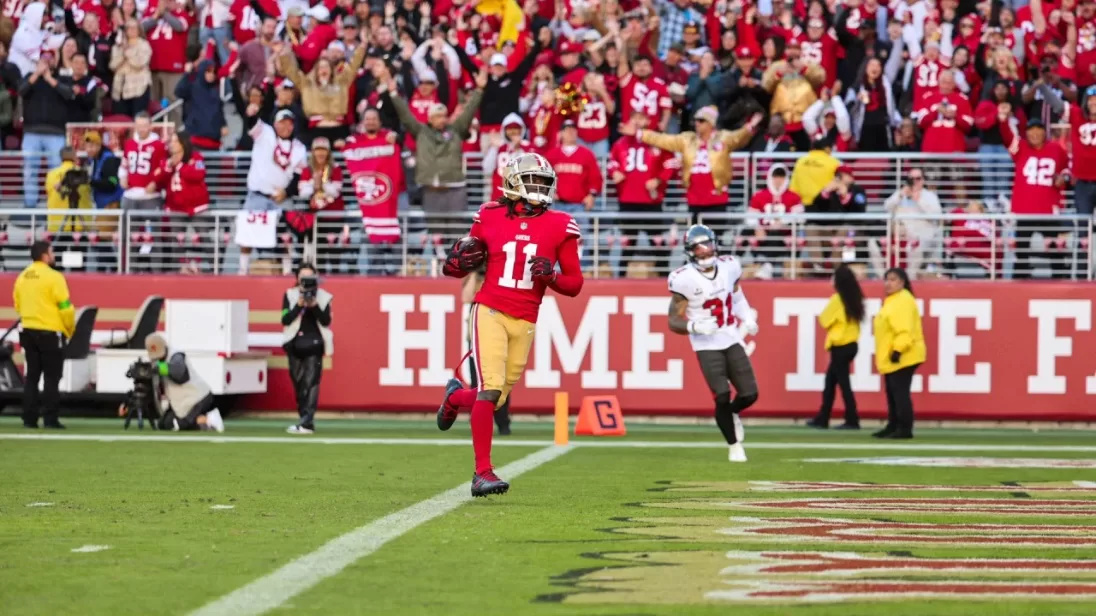 Brandon Aiyuk comemorando seu touchdown no jogo entre 49ers e Buccaneers