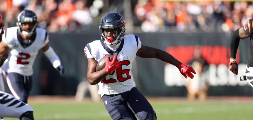 CINCINNATI, OH - NOVEMBER 12: Houston Texans running back Devin Singletary (26) carries the ball during the game against the Houston Texans and the Cincinnati Bengals on November 12, 2023, at Paycor Stadium in Cincinnati, OH