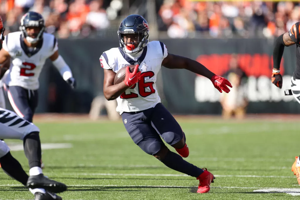 CINCINNATI, OH - NOVEMBER 12: Houston Texans running back Devin Singletary (26) carries the ball during the game against the Houston Texans and the Cincinnati Bengals on November 12, 2023, at Paycor Stadium in Cincinnati, OH