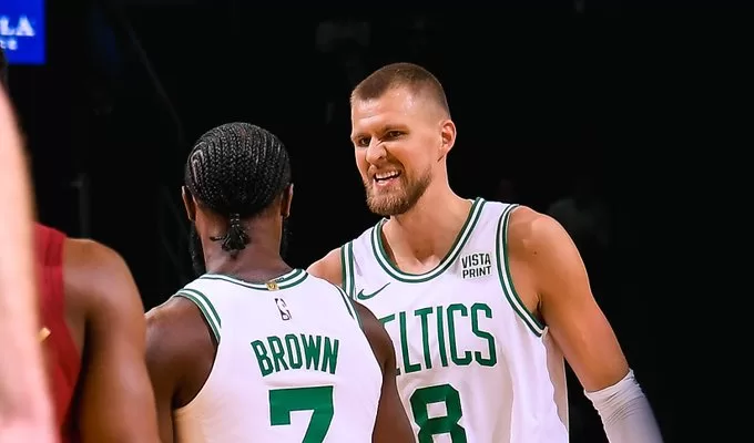 Jaylen Brown e Porzingis