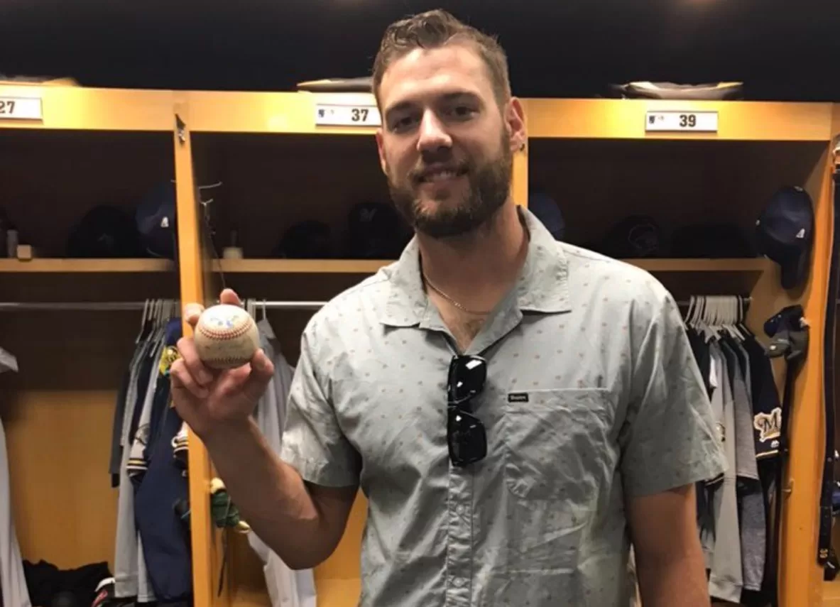 Adrian Houser após a sua primeira vitória na carreira, com o Milwaukee Brewers