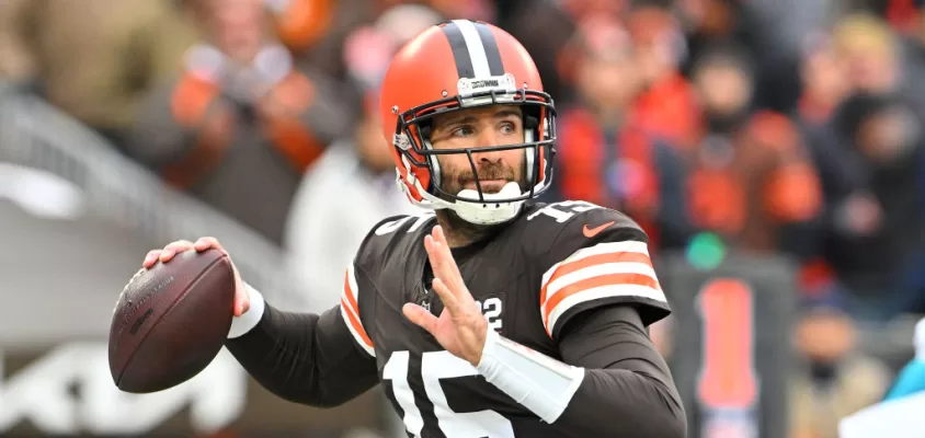 CLEVELAND, OHIO - DECEMBER 10: Joe Flacco #15 of the Cleveland Browns looks to pass during the second quarter against the Jacksonville Jaguars at Cleveland Browns Stadium on December 10, 2023 in Cleveland, Ohio.