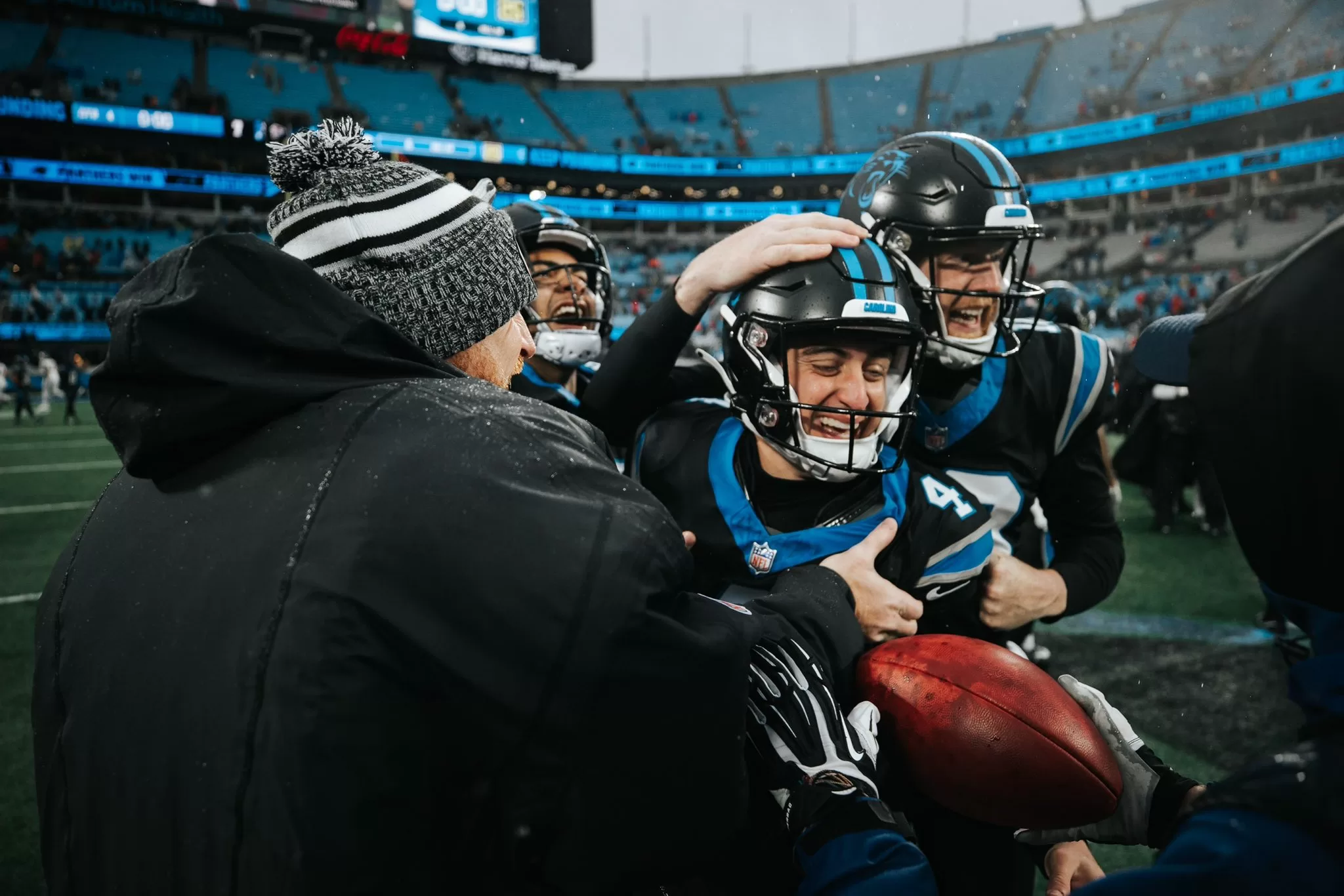 Carolina Panthers vence Atlanta Falcons com field goal no fim