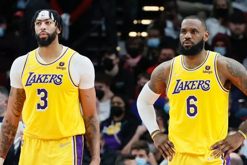 Lakers cortam LeBron e Davis para partida contra os Celtics.