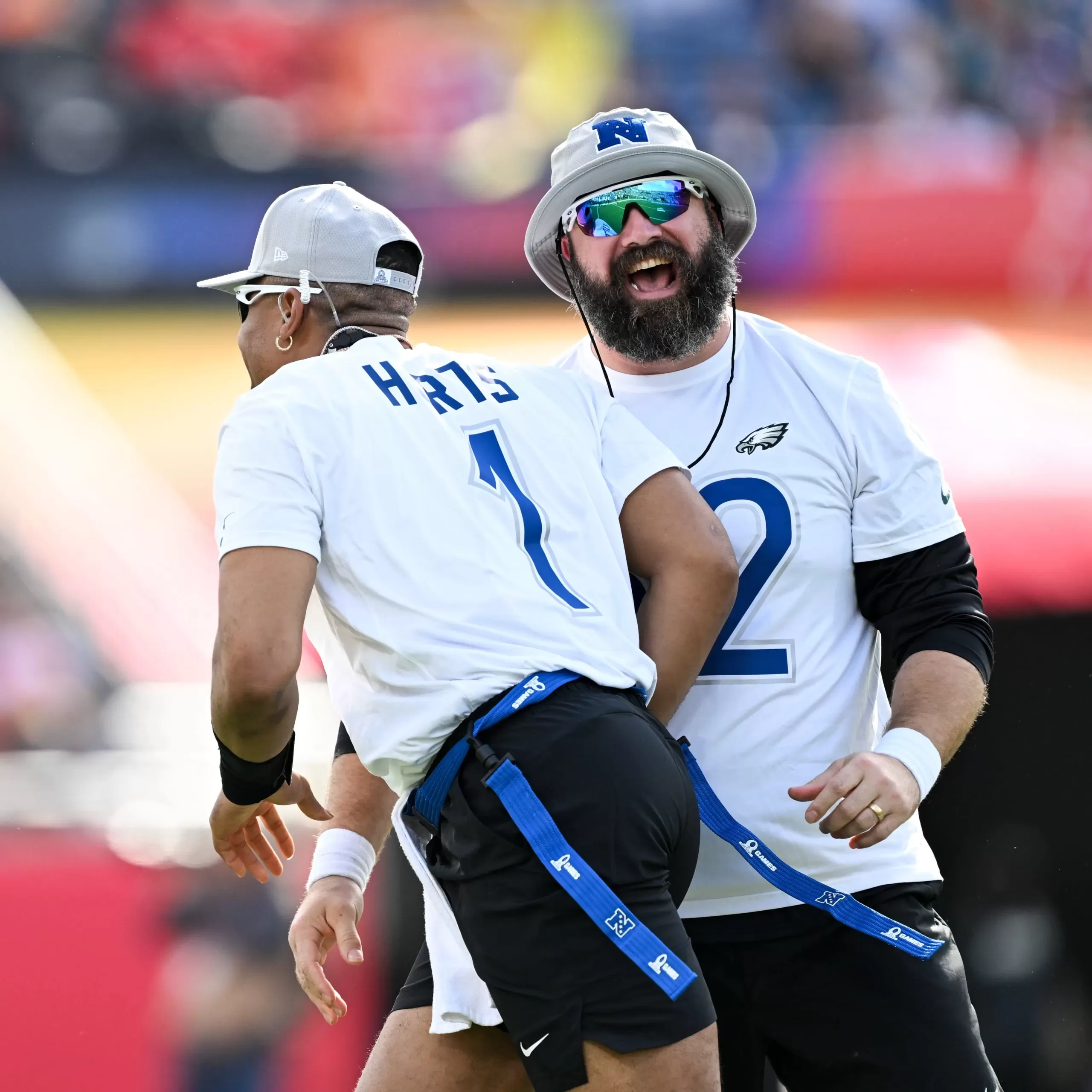 Jalen Hurts e Jason Kelce durante o Pro Bowl da temporada 2023-2024