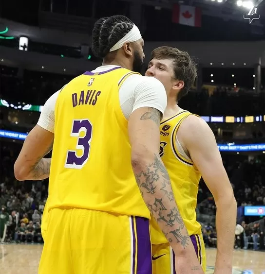 AD e Reaves - Lakers vencem Bucks