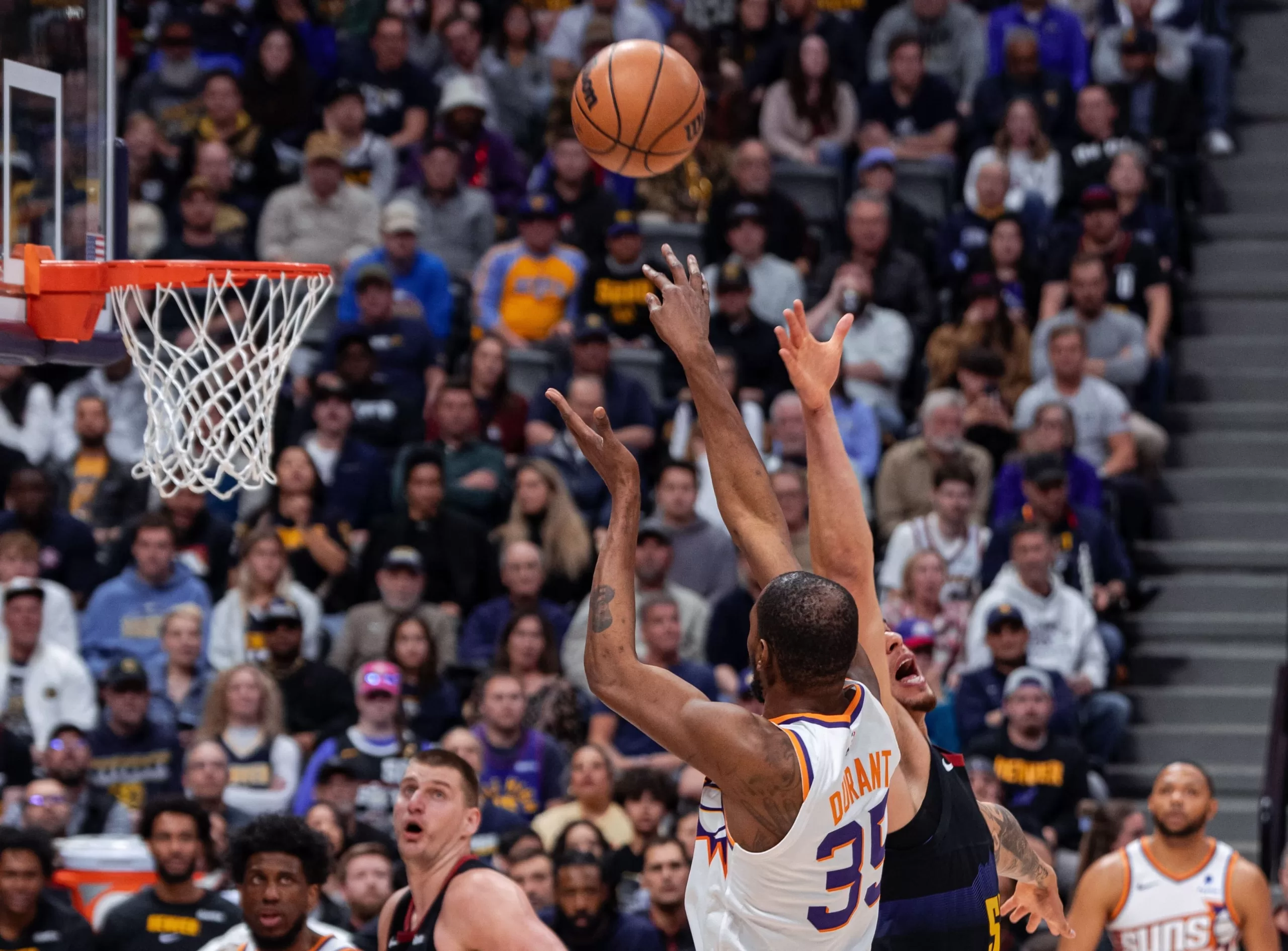 Suns vencem Nuggets e seguem vivos por vaga direta nos playoffs