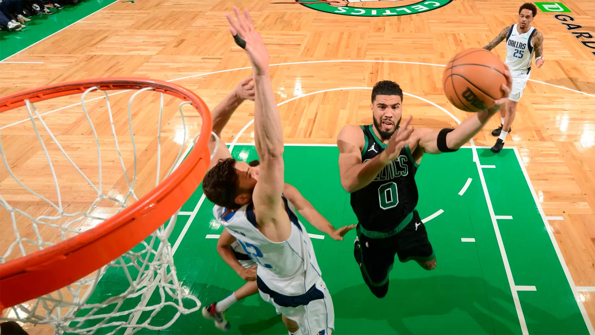 Boston Celtics derrota Dallas Mavericks e conquista sua 10ª vitória consecutiva