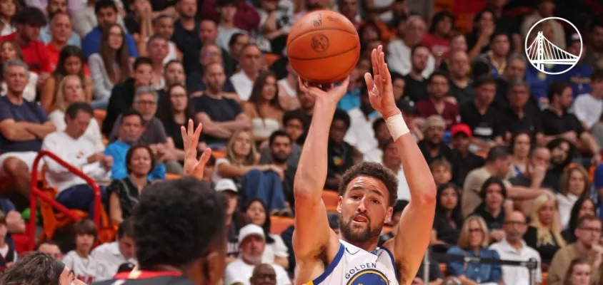 Klay Thompson brilha, Warriors batem Heat e respiram na NBA