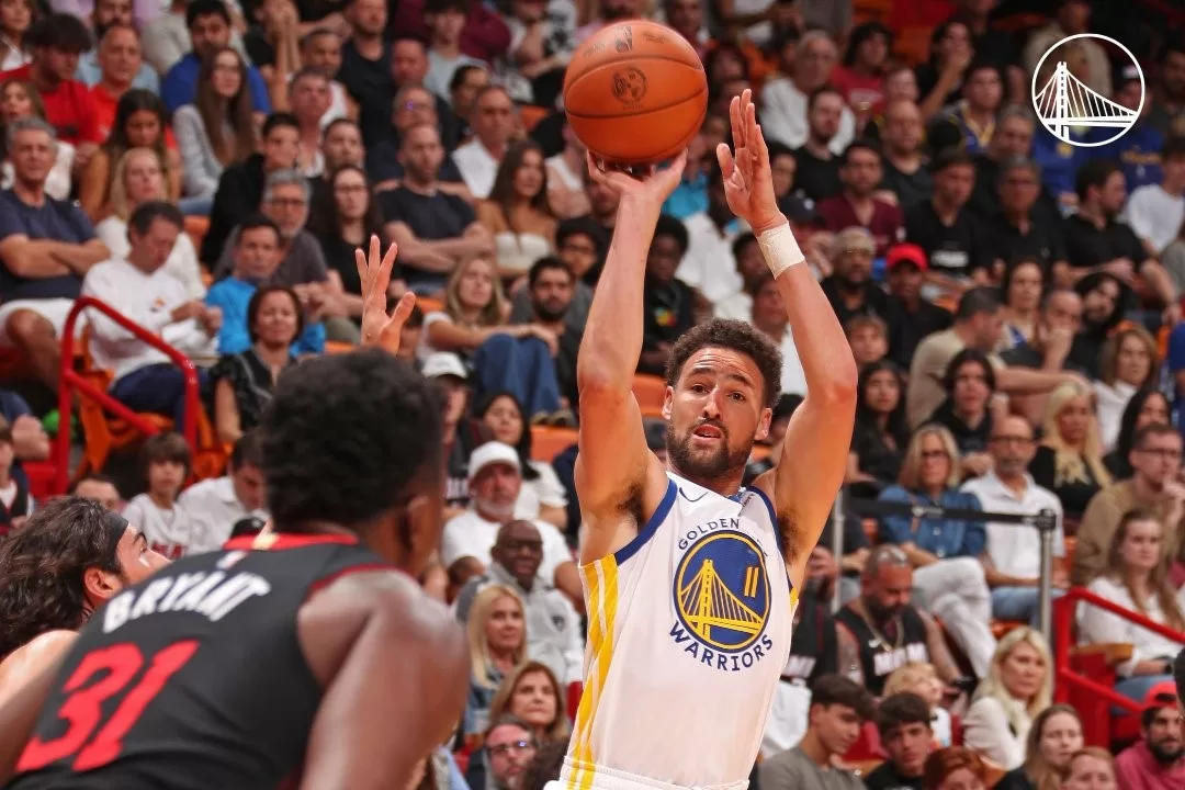 Klay Thompson brilha, Warriors batem Heat e respiram na NBA