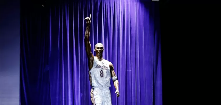 Estatua de Kobe Bryant tem erro de escrita na base.