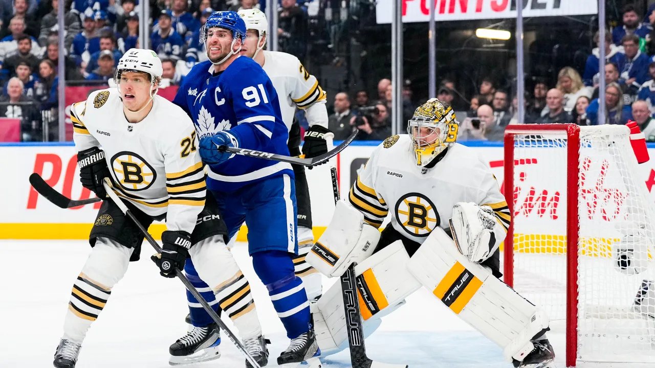 Bruins vencem Maple Leafs e se aproximam de classificação