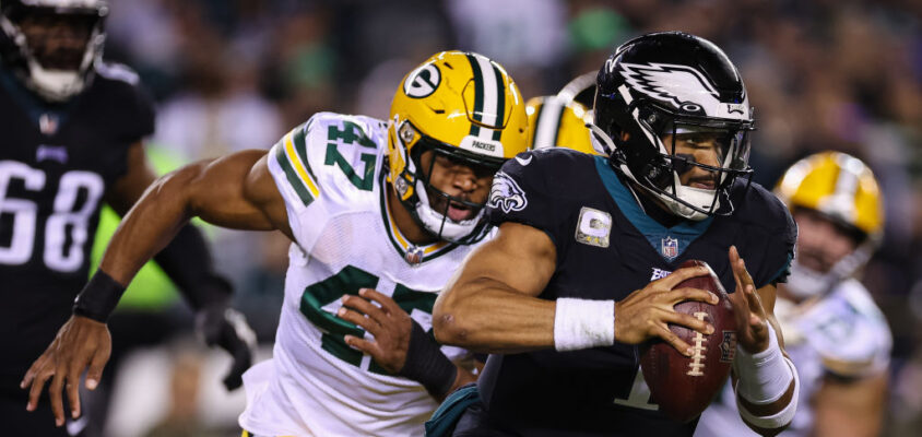 PHILADELPHIA, PA - NOVEMBER 27: Jalen Hurts #1 of the Philadelphia Eagles scrambles as Justin Hollins #47 of the Green Bay Packers defends during the first half at Lincoln Financial Field on November 27, 2022 in Philadelphia, Pennsylvania