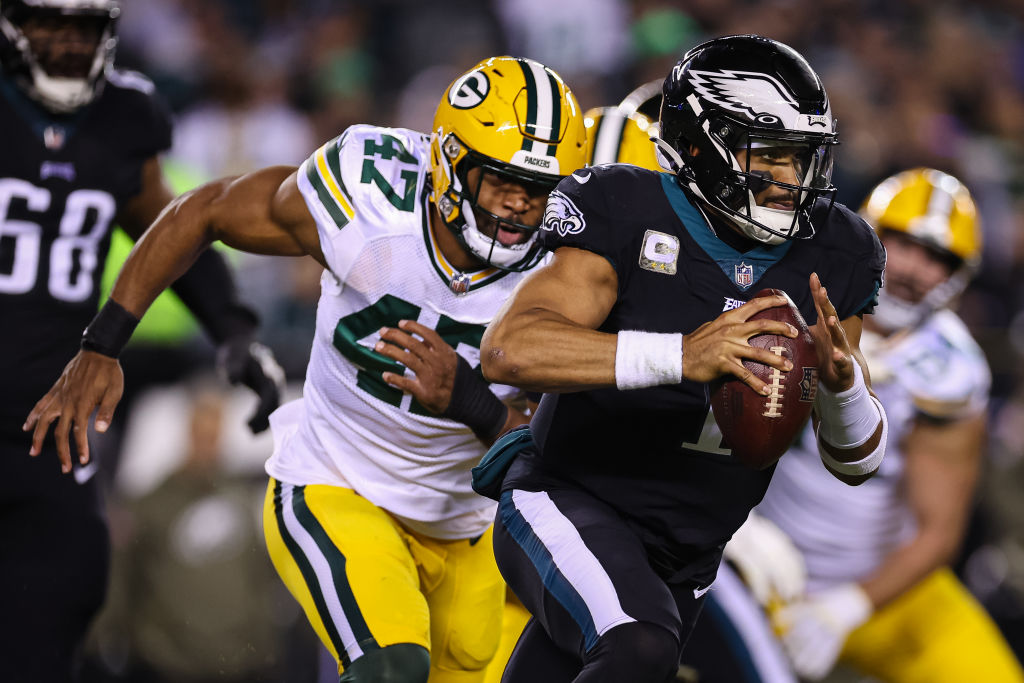 PHILADELPHIA, PA - NOVEMBER 27: Jalen Hurts #1 of the Philadelphia Eagles scrambles as Justin Hollins #47 of the Green Bay Packers defends during the first half at Lincoln Financial Field on November 27, 2022 in Philadelphia, Pennsylvania