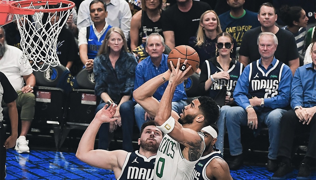 Dupla brilha, Celtics batem Mavs e abrem 3 a 0 nas Finais da NBA