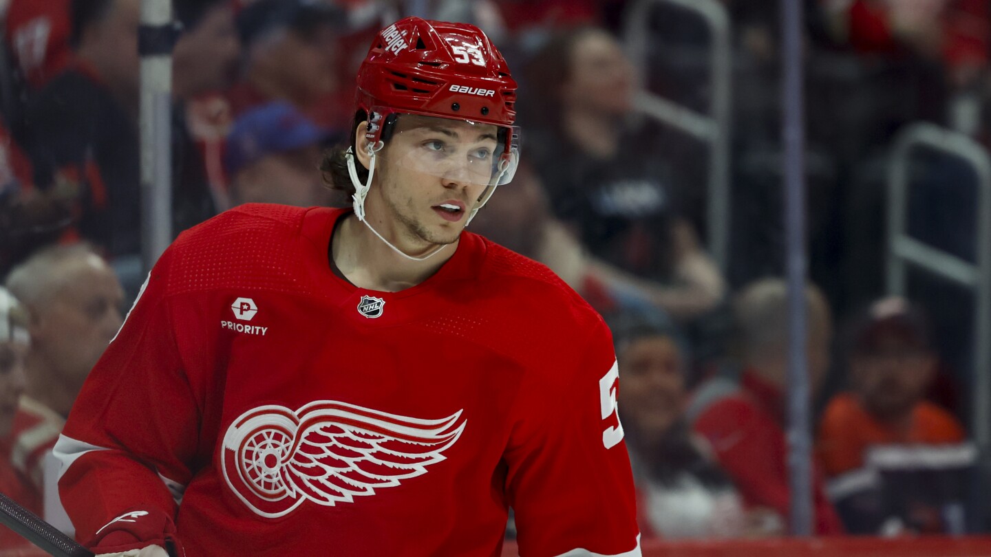 Moritz Seider renova com os Red Wings.