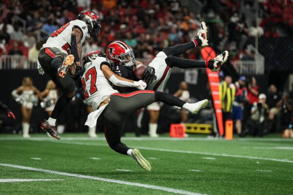 Falcons vencem Bucs