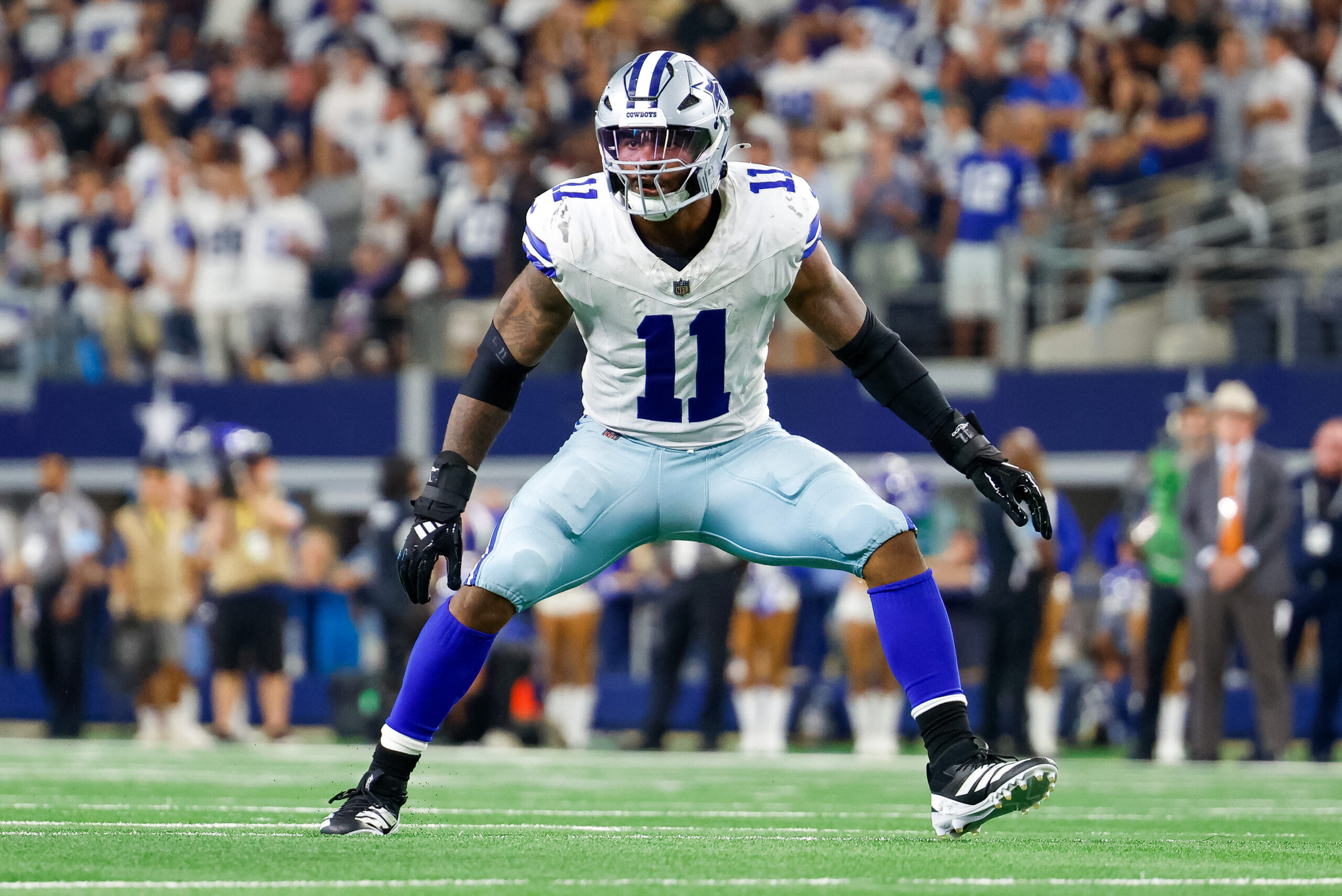 Sep 22, 2024; Arlington, Texas, USA; Dallas Cowboys linebacker Micah Parsons (11) drops back in coverage during the fourth quarter against the Baltimore Ravens at AT&T Stadium.