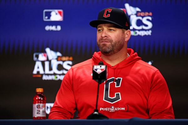 Stephen Vogt treinador do Cleveland Guardians em coletiva durante a ALCS