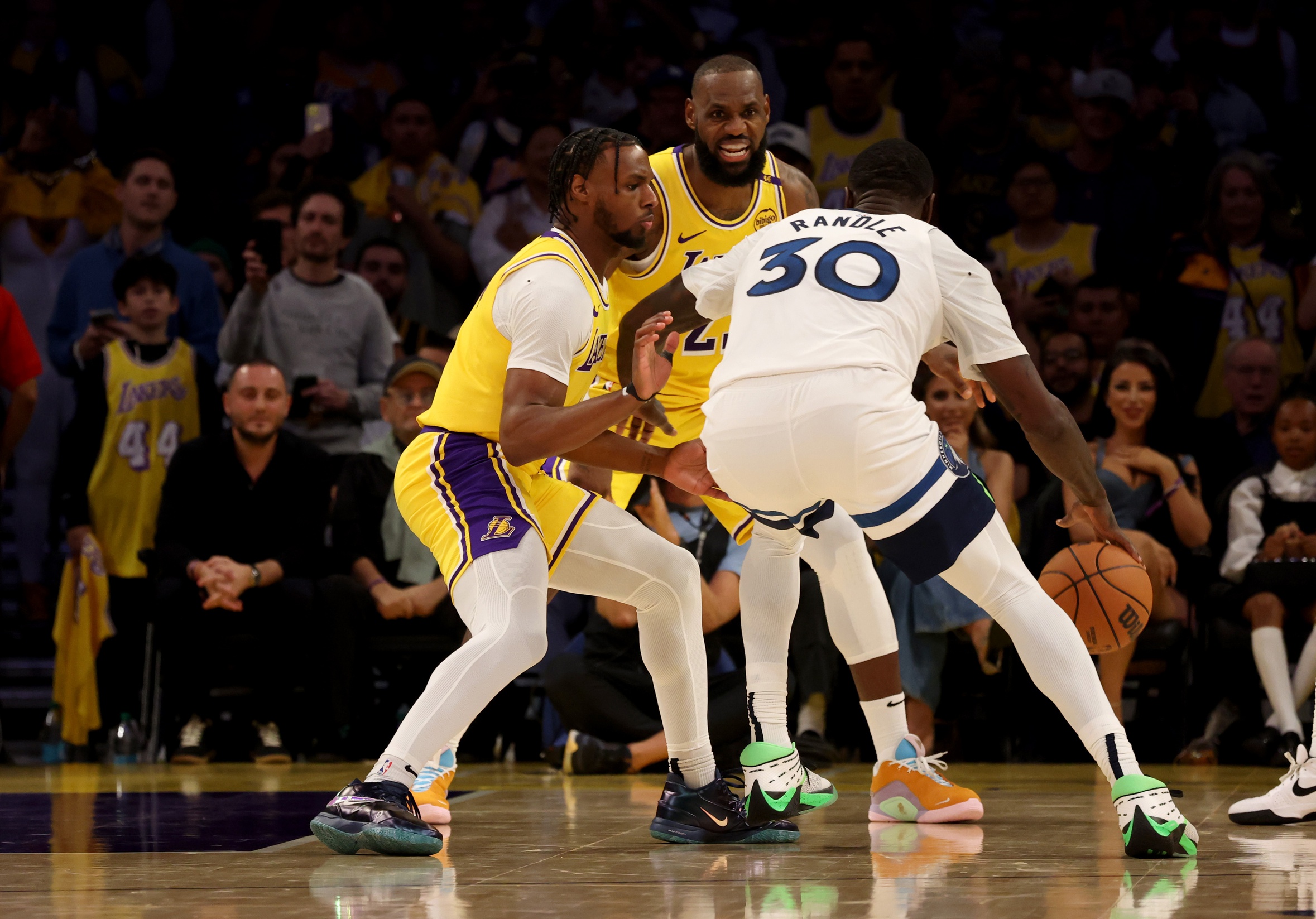 Lakers vencem Timberwolves com LeBron e Bronny em quadra