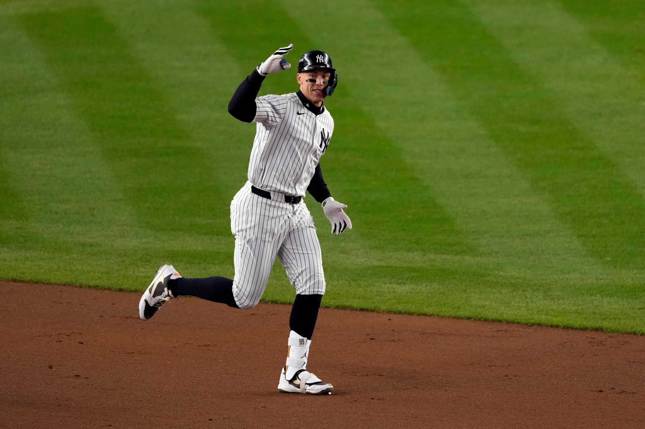 Aaron Judge comemorando seu HR contra o Cleveland Guardians no jogo 2 da ALCS que teve a vitória do New York Yankees